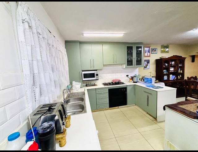 7 BEDROOM HOUSE FOR SALE IN CASTLEHILL